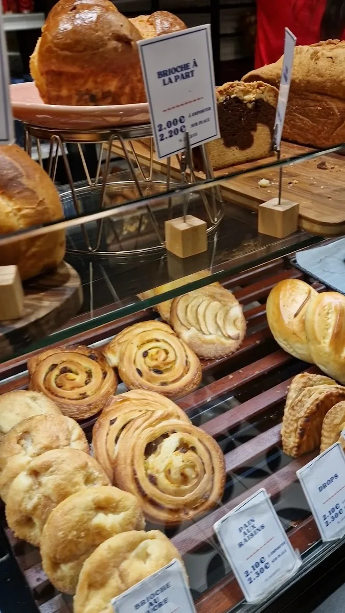 La vitrine des viennoiseries, pains aux raisins, brioches et feuilletés