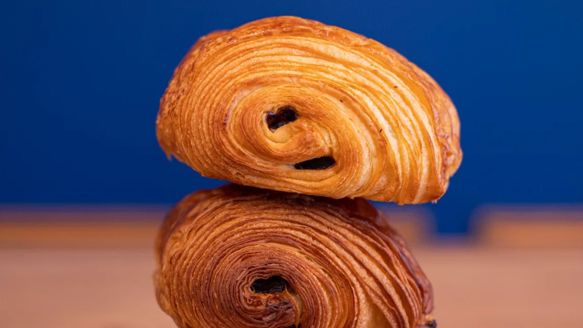 Un pain au chocolat de M. Jacques, feuilletage bien marqué