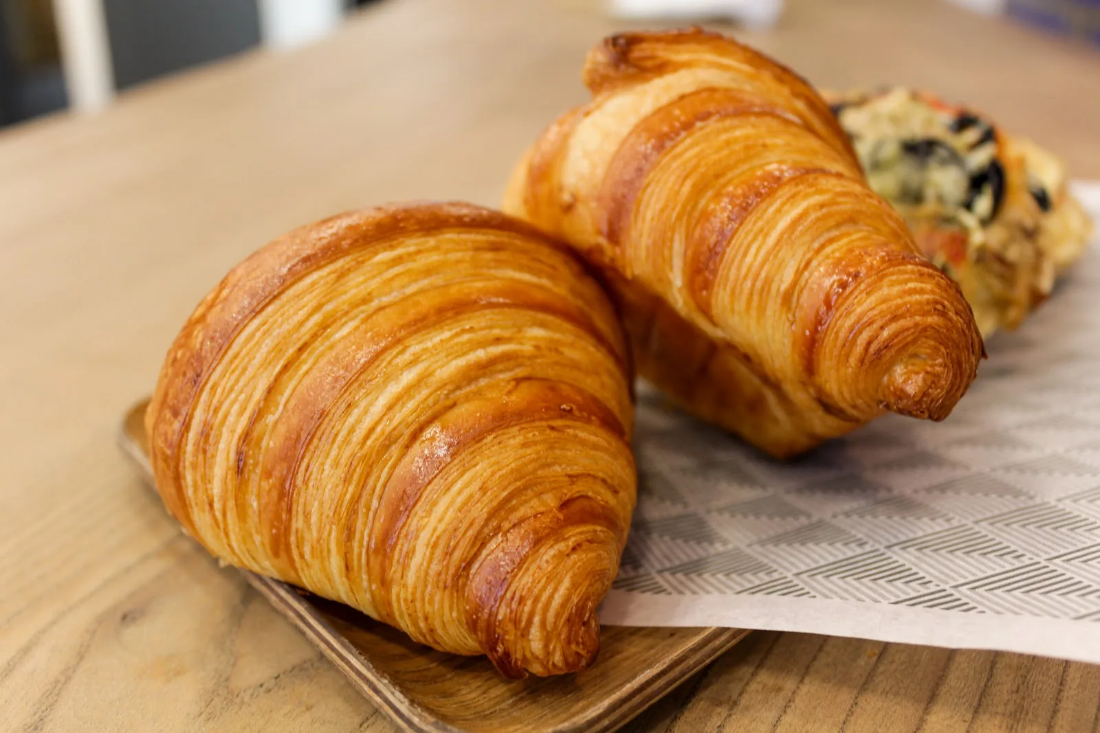 Deux croissants dorés de chez M. Jacques, sortis du four