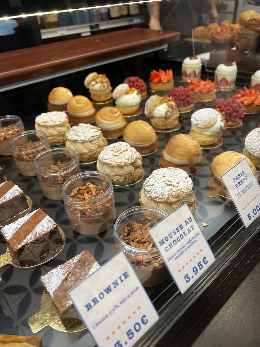 La vitrine des pâtisseries de M. Jacques, Paris-Brest, choux, tartes aux fruits et mousses au chocolat